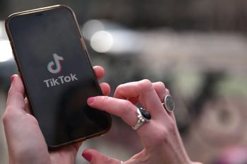 Cách cài đặt TikTok trên điện thoại chi tiết từ A – Z